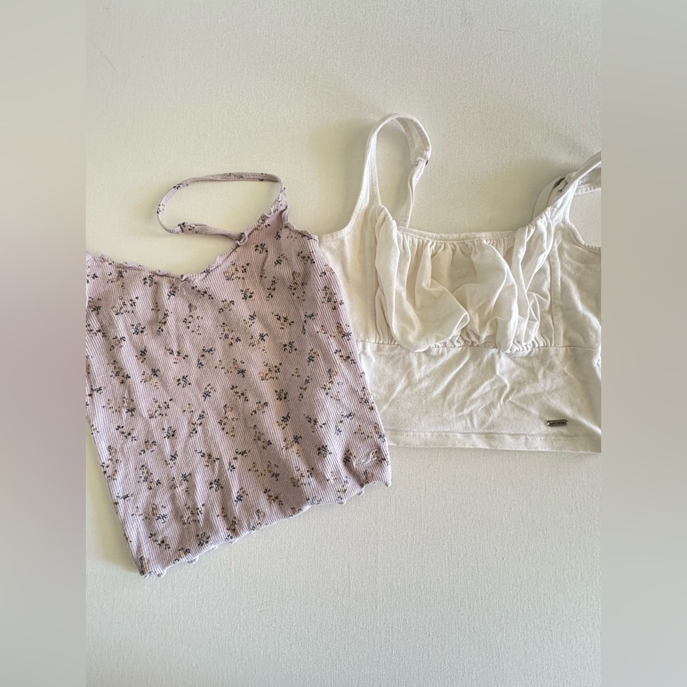 ✨Hollister Baby Tank Bundle XS✨
White and Floral